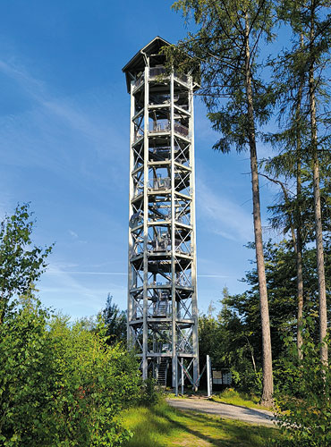 Von diesem hölzernen Turm aus genießt man einen herrlichen Rundblick bis weit ins Tschechische hinein.

© Foto: Roman Mifek / Wikipedia